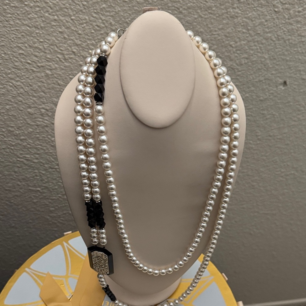 Elegant Pearl Necklace with Black Accents